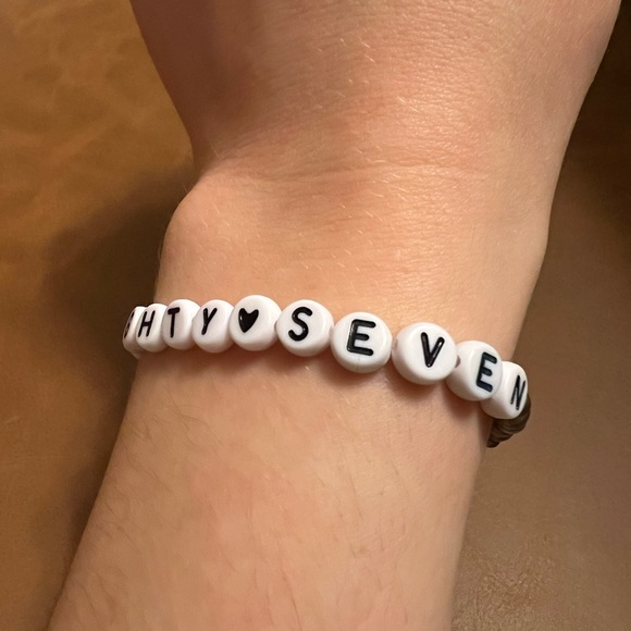 Taylor Swift friendship bracelets - Picture 5 of 6